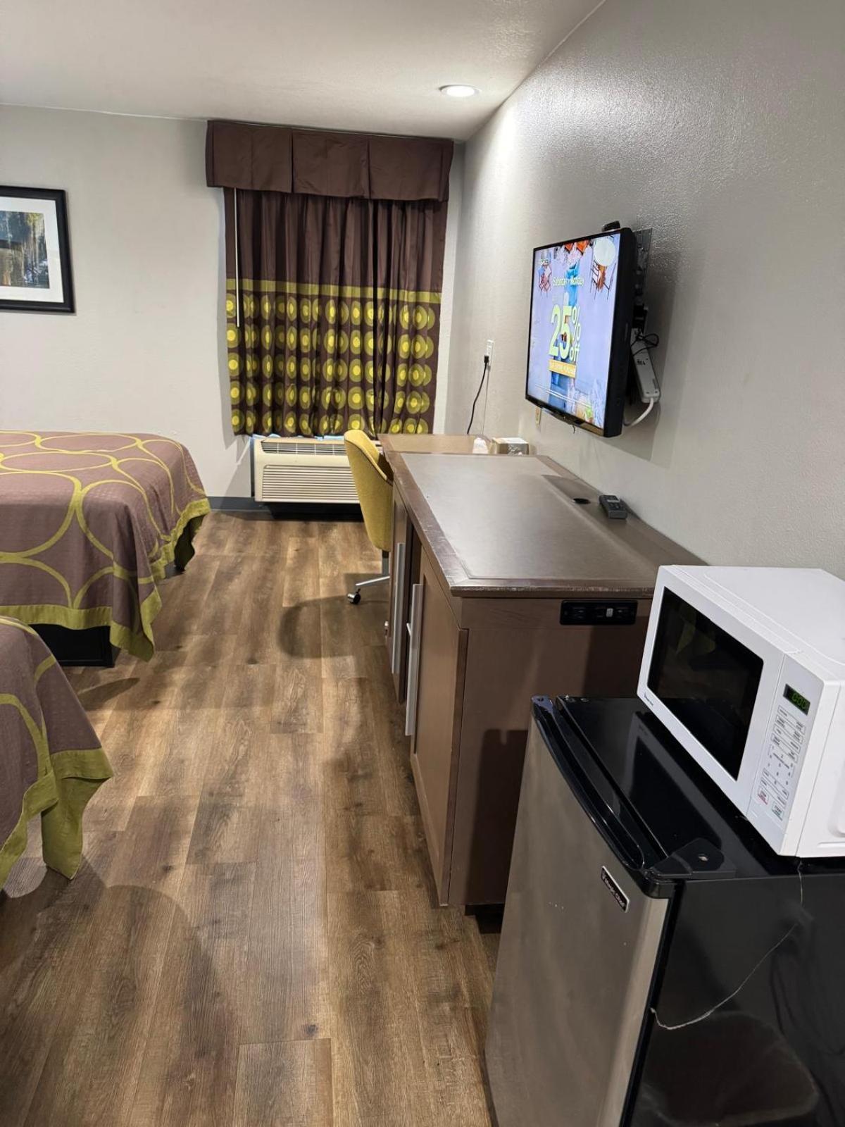 Executive Inn Baker Bagian luar foto