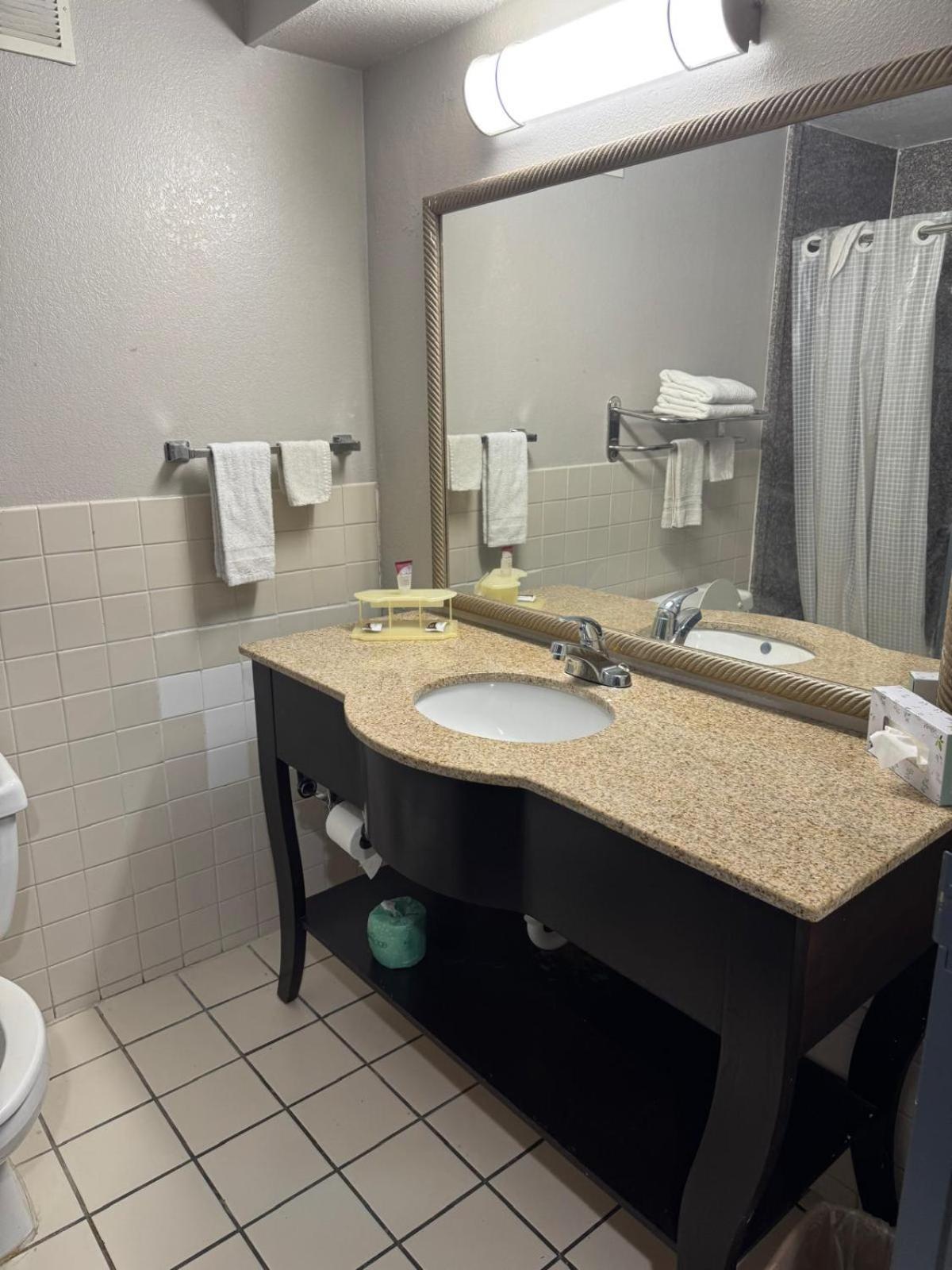 Executive Inn Baker Bagian luar foto